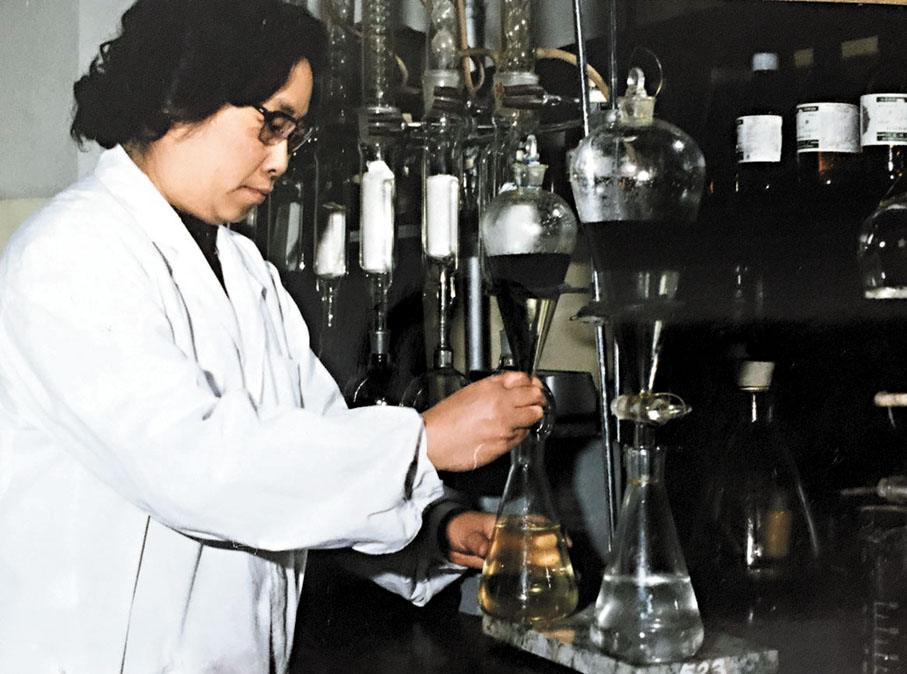 上世紀70年代　青蒿素是中國首先發現並成功提取的特效抗瘧藥。1969年1月，中醫研究院中藥研究所接受任務，研究抗瘧中藥。當時在研究所擔任研究員的屠呦呦被任命為組長。圖為屠呦呦在研究實驗中。