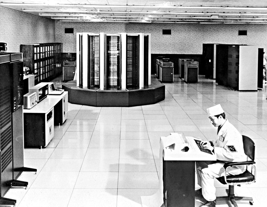 【艱難突破】1983年12月22日　中國第一台每秒鐘運算一億次以上的「銀河」巨型計算機研製成功。 