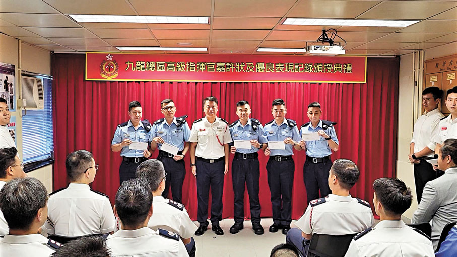 ●消防處向5名警務人員頒發感謝信。 香港文匯報記者鄧偉明  攝