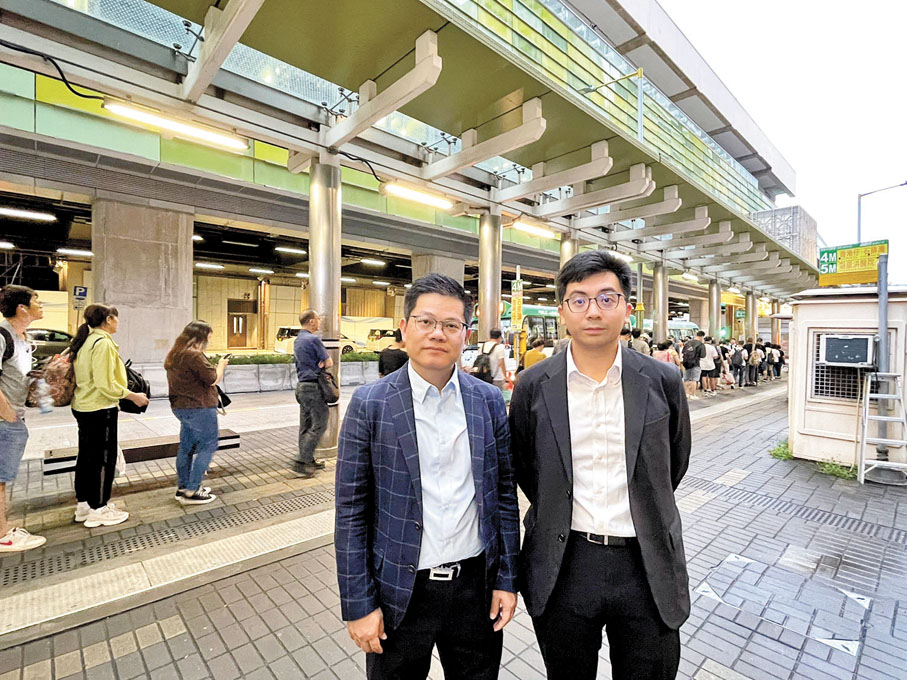 ●南區區議員黃才立（左）、劉毅（右）。香港文匯報記者張弦 攝