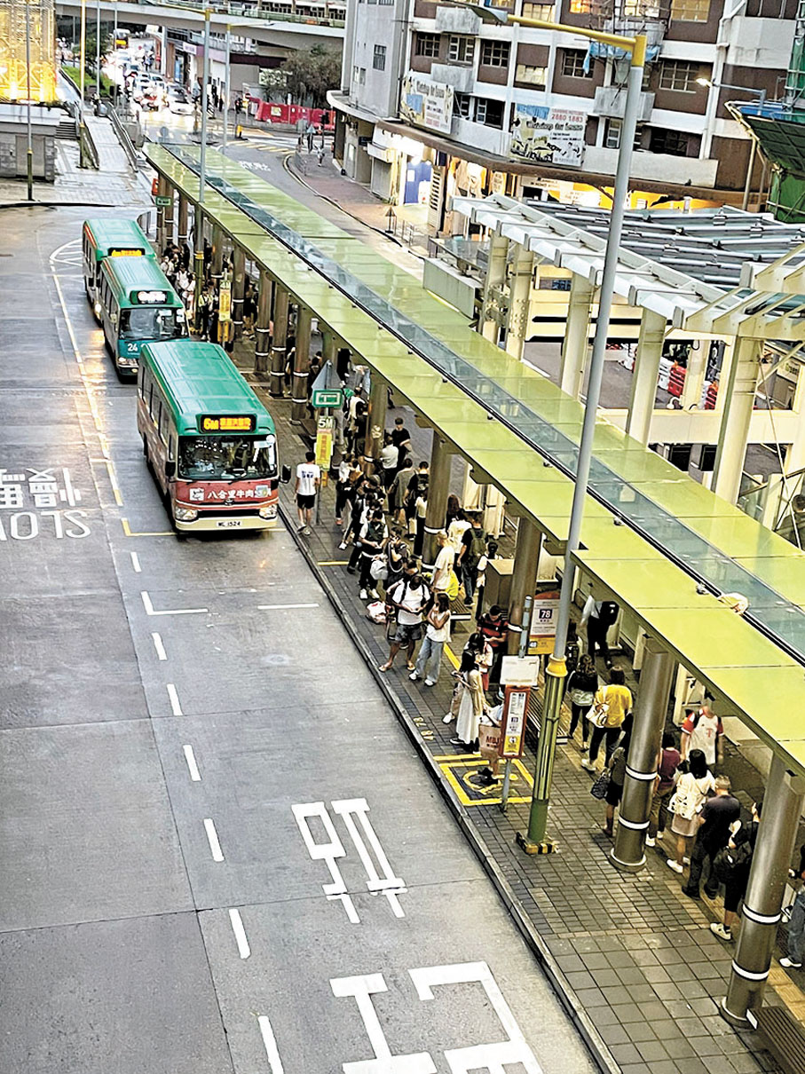 ●平日傍晚繁忙時段，黃竹坑站外往華富等方向的巴士、小巴站，數十名市民排長龍輪候上車。香港文匯報記者張弦 攝