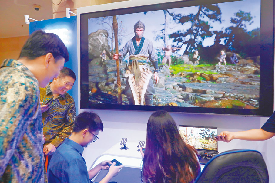 ●上月，中國駐印尼大使館舉行「中國智能科技產品體驗」開放日活動，參觀者在活動中現場體驗《黑神話：悟空》。 資料圖片