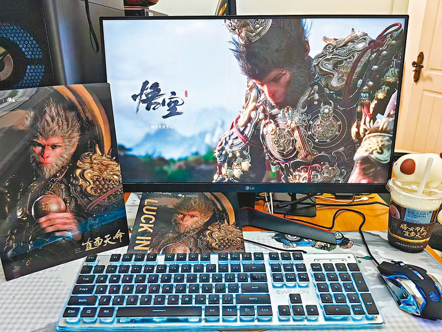 ●楊春不僅在預售時就買好了《黑神話：悟空》的豪華版禮盒，還在遊戲發行當天專門去瑞幸買了聯名咖啡。受訪者供圖