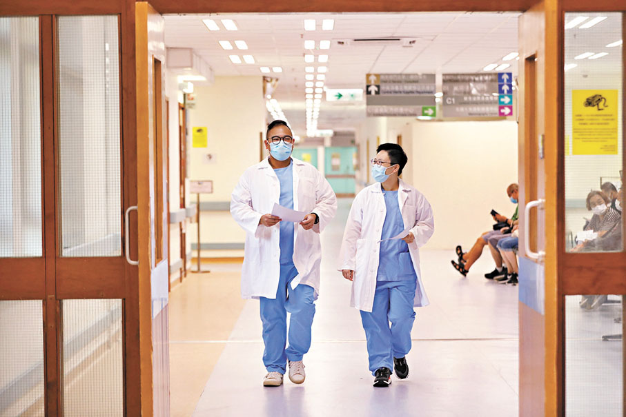 ●范鴻齡表示，現時公立醫院醫護流失率趨於穩定。圖為公立醫院醫生。資料圖片