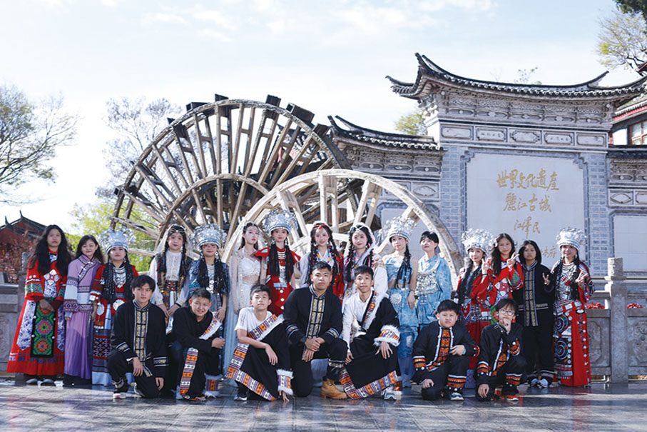 【「共創明『Teen』」——東聯雲南青春學堂】為更好地落實將「課程融入旅程中」的理念，本會今年特意組織由特區政府推行之「共創明『Teen』」計劃的百名學員免費赴雲南交流學習。旅程精心設計與課程相關的旅行路線，結合中國各少數民族特色文化安排不同活動，讓學生感受到中華文化的多元一體，開闊學生眼界，加強自信，建立正向人生觀。在七日旅程中，十名東聯會長會成員全程陪同，在旅程中不斷與學生們分享人生經驗、奮鬥心路歷程及提供生涯規劃諮詢意見，令學生們無論在人生前程或景點旅程都收獲滿滿。