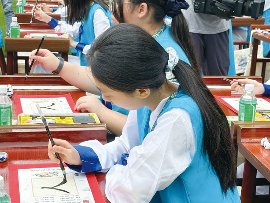 【啟蒙人生香港學子開筆禮】本會已在德慶學宮這座南方現存最古老的孔廟裏舉辦了四屆為期三天兩夜的香港學子開筆禮，希望透過這傳統儀式宣揚教育以品行為先，為學生提供一個與中國古代傳統文化接觸的平台，認識尊師重道、孝順父母等基本人生道理。