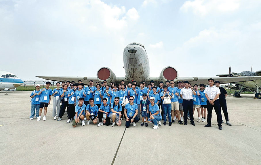 【天津「玩下學下——航空航天篇」交流團】為了讓青少年學生更了解國家發展，累積更多人生閱歷，本會帶領一眾青少年親身體驗天津的科研機密企業，讓青少年學生深刻了解祖國的科技和經濟發展，主動融入國家發展大局。