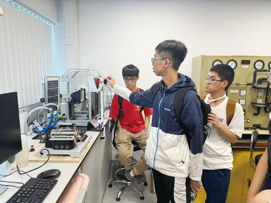 【博士師徒導師】本會其中一項重要會務工作就是推動青年發展，為此特與觀塘民政事務處、觀塘區青年發展及公民教育委員會及觀塘區學校聯會合辦「博士師徒計劃」；安排超過50名不同專業的博士為學生作啟蒙陪伴。