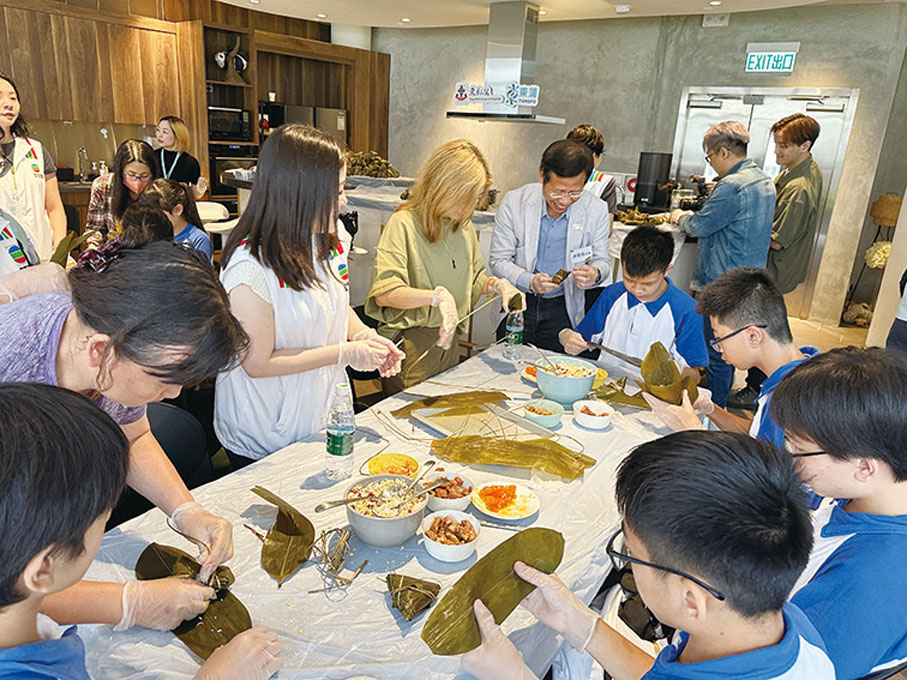 【粽有愛】為令青少年能更深入地理解中國傳統節日「端午節」的意義，本會特組織區內60名中學生參加「粽友愛」包粽體驗活動。活動得到TVB義工隊大力支持，更有TVB中年好聲音歌手到場獻唱帶動熱鬧氣氛。