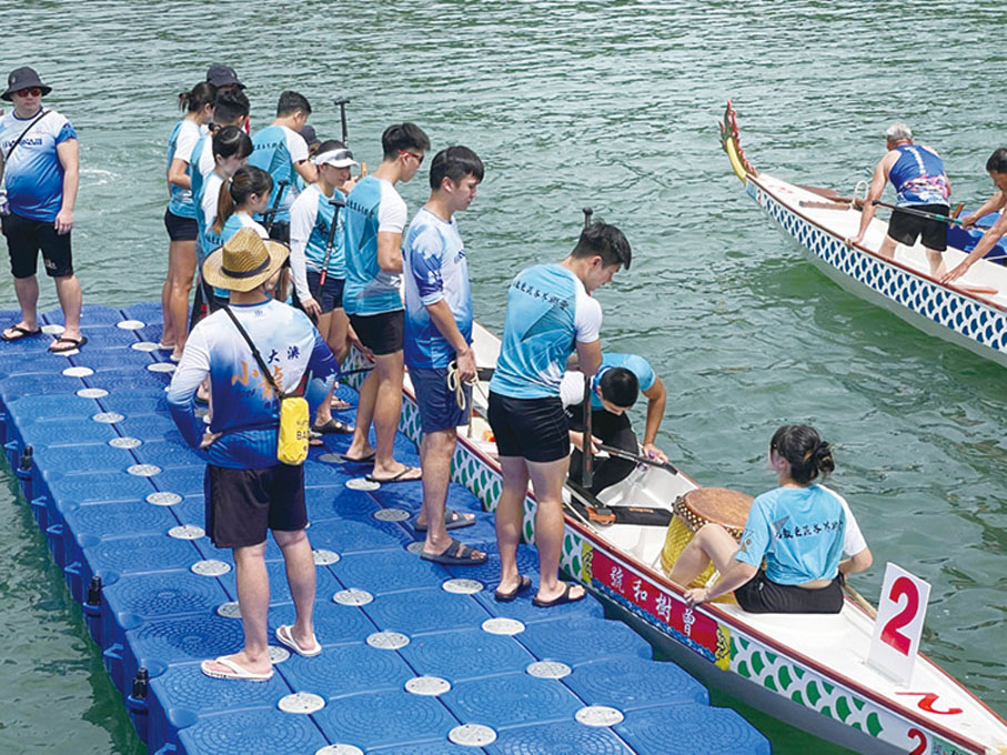 【觀塘海濱陽光龍舟賽】東聯龍舟隊積極參戰觀塘海濱陽光龍舟賽，旨在通過激烈的賽事促進青年人身體健康，強化團隊之間的合作精神。在隊員們的群策群力之下，東聯龍舟隊最終喜獲兩個不同組別的獎項，展現了團隊的實力與風采。