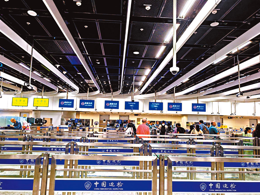 ●今年以來，從西九龍站口岸入境內地的外籍旅客達到70萬人次。圖為外國旅客專區專道查驗。香港文匯報記者石華  攝