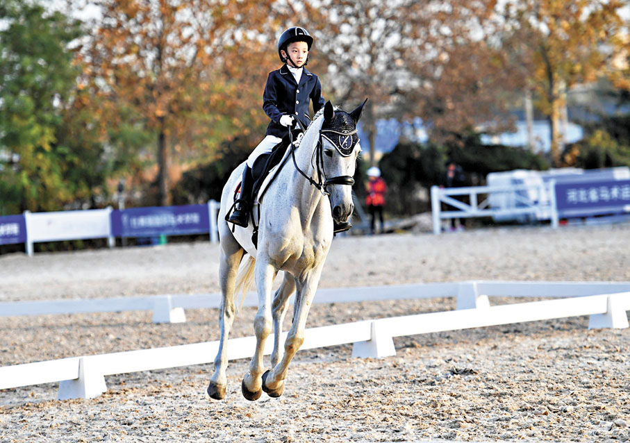 ●十八世紀時，燕尾服是為騎馬設計的服飾。圖為參與馬術比賽的小選手。 資料圖片