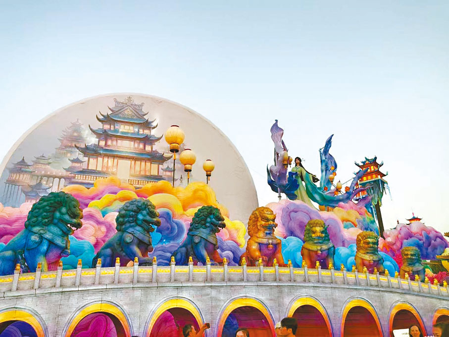 ●「盧溝曉月」燈組長達70米、高18米。