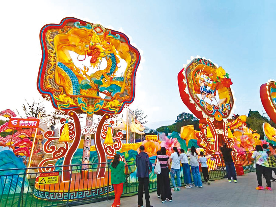 ●市民愜意穿梭在綵燈中。