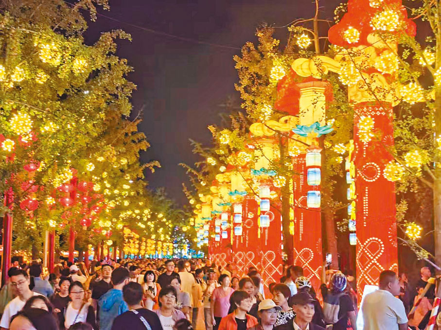 ●「京綵燈會」園內遊客摩肩接踵。