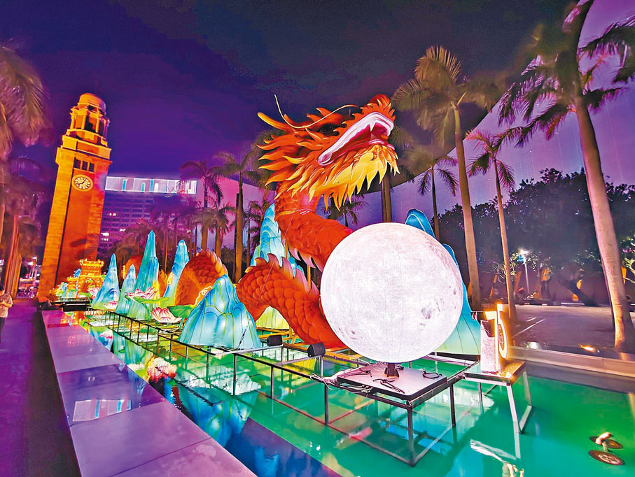●香港文化中心露天廣場的水池展出綵燈《月上龍宮》。