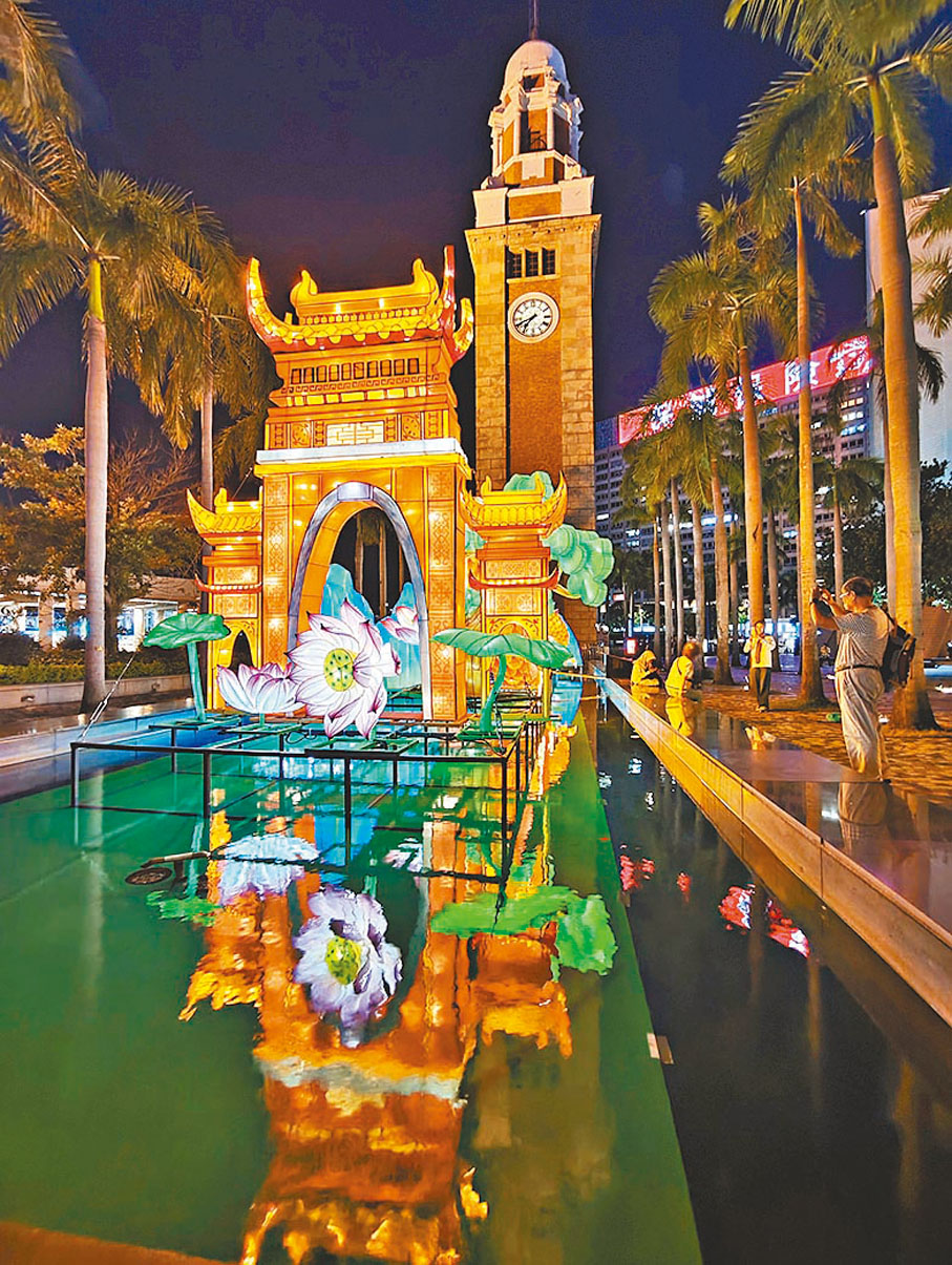 ●水池平靜，倒影清晰。