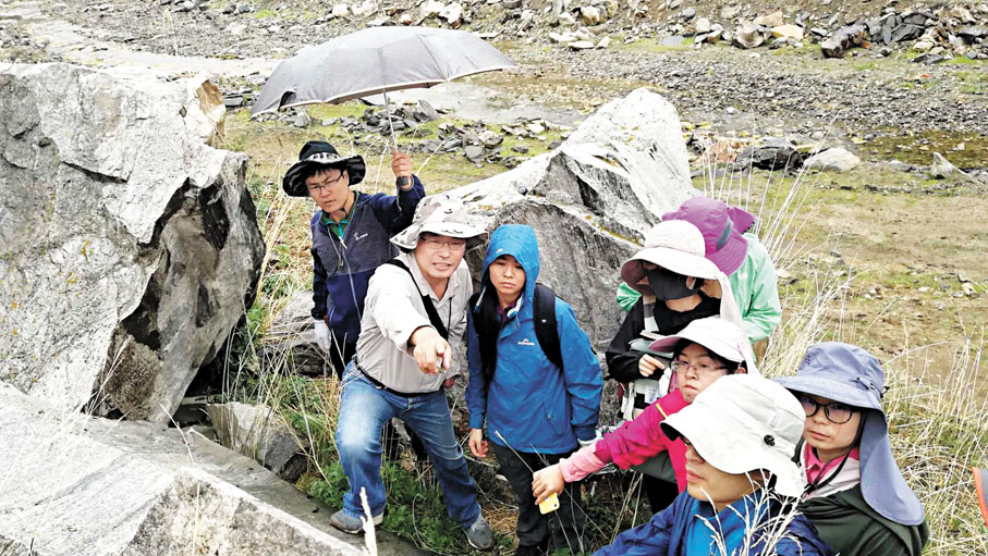 ●趙國春在新疆指導學生野外工作。受訪者供圖