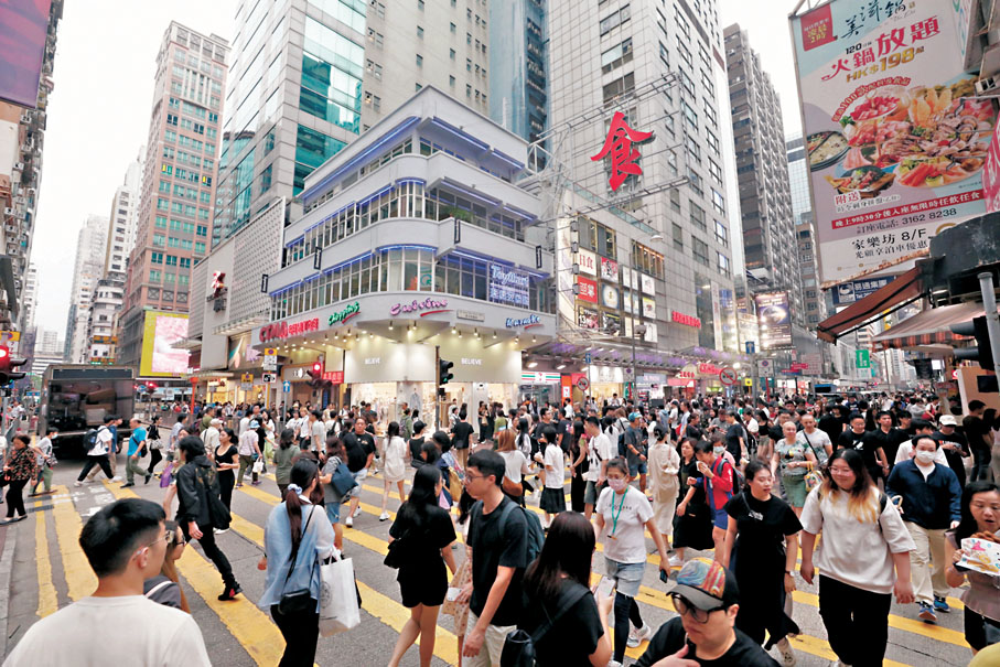 ●香港的服務業對GDP作出巨大貢獻，以消費為主的政策對提振經濟有重要影響。圖為旺角登打士街一帶遊人如鯽。 資料圖片