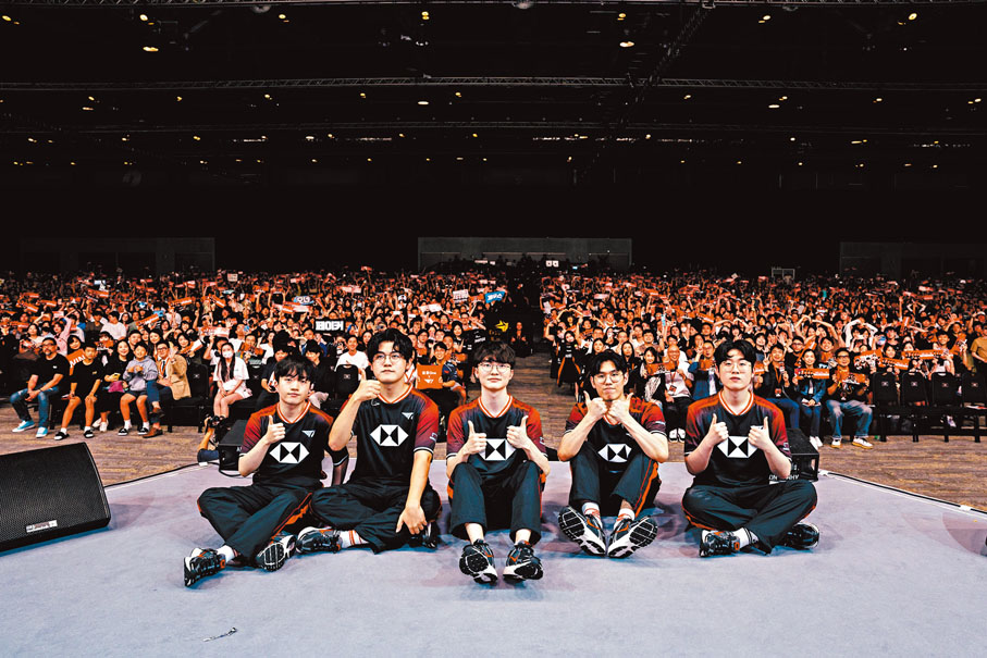 ●T1與台下粉絲大合照。  香港文匯報記者林奕彤 攝