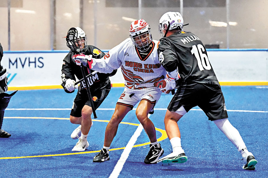 ●港男隊（白衫）分組賽擊敗比利時。中國香港棍網球總會圖片