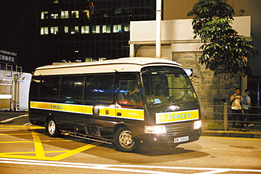 ●判囚21個月的鍾沛權由囚車押離區域法院。香港文匯報記者鄧偉明  攝