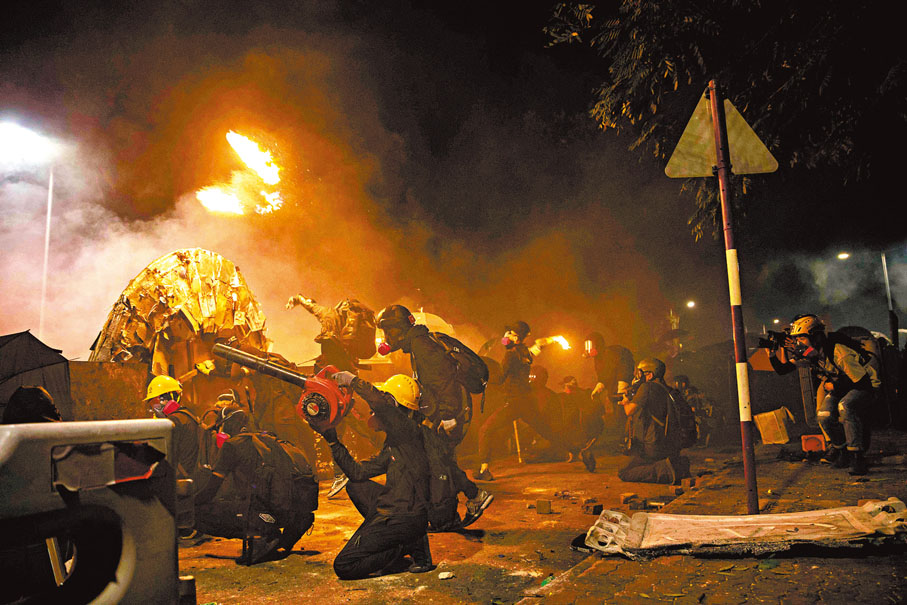 ●「立場」刊登美化中大暴動暴徒的文章。圖為暴徒於中大校內大肆縱火和攻擊警察防線。資料圖片