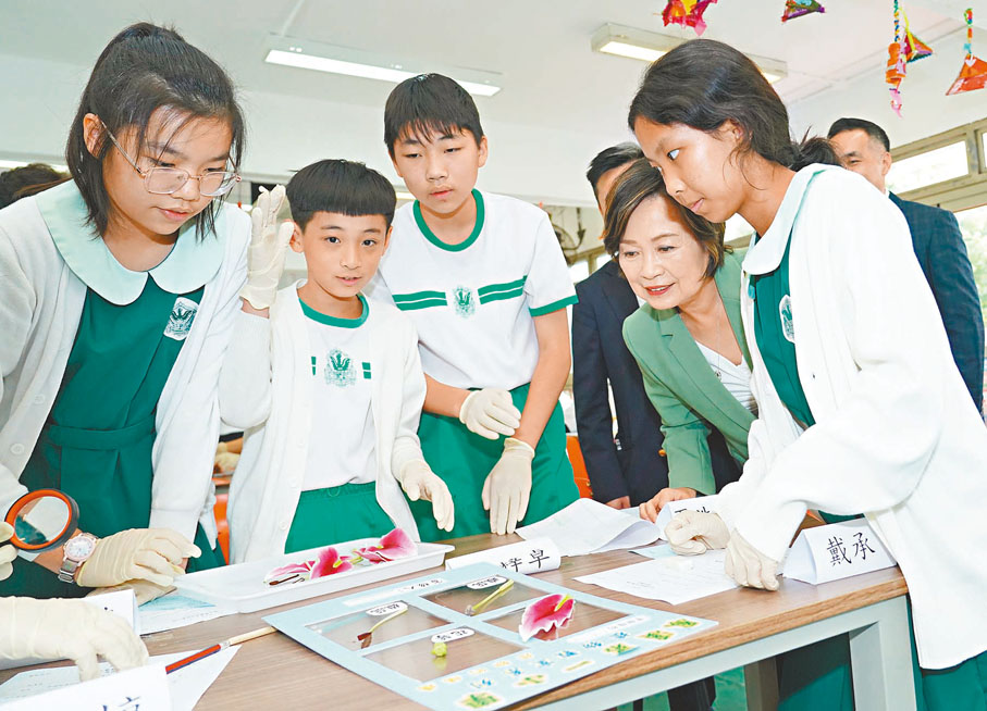 ●蔡若蓮在科學課堂與學生互動。 教育局圖片