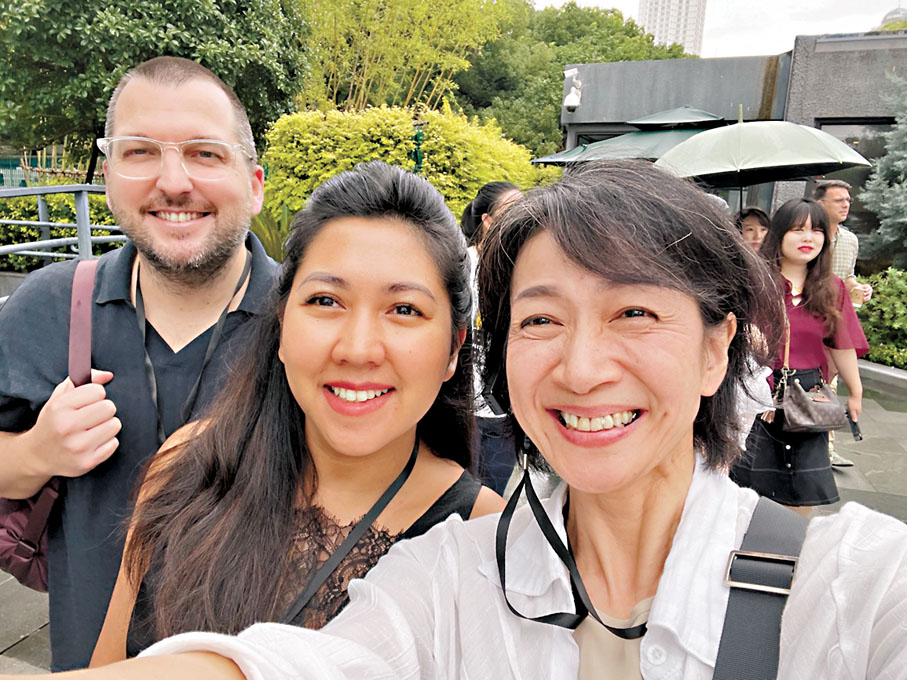 ●遠藤直子（右一）和在滬外籍人士一同出遊。香港文匯報上海傳真