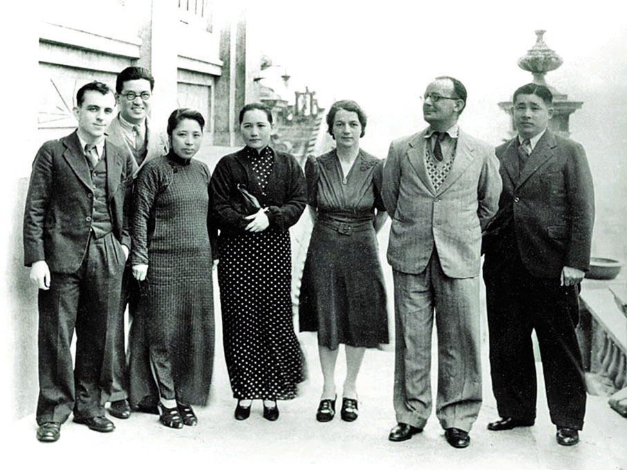 ●宋慶齡發起的保衛中國同盟中央委員會部分成員在香港合影，左起：愛潑斯坦、鄧文釗、廖夢醒、宋慶齡、克拉克、法朗斯、廖承志。 資料圖片