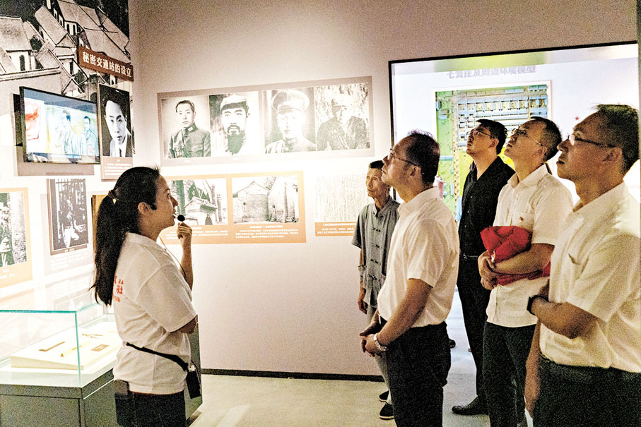 ●展覽以圖敘史，以物證史，吸引了眾多觀眾。 李陽波 攝