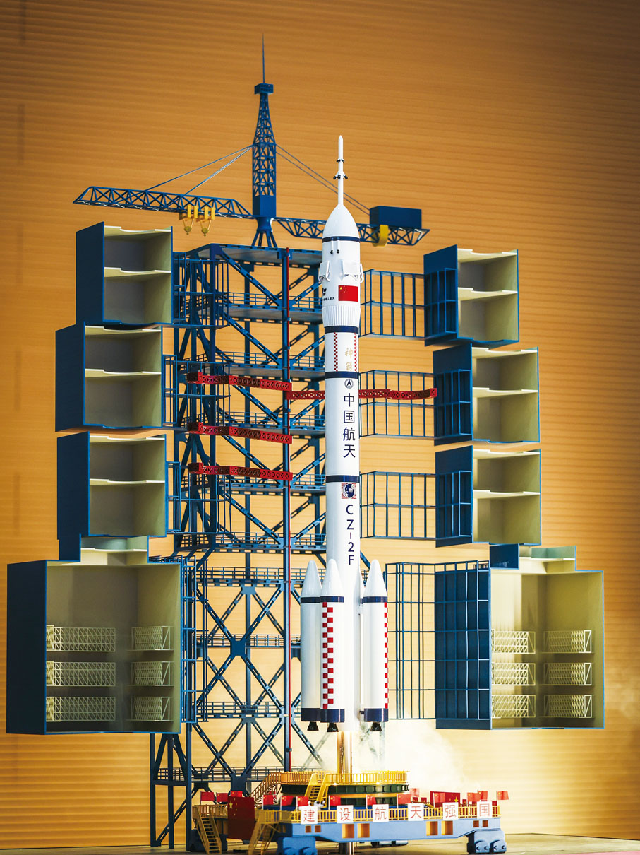 ●「神州18號升空」作品模擬2024年4月25日晚，神舟18號升空的震撼場面。微型火箭約1米高，發射升空至1.5米時會噴出火光及熱空氣。