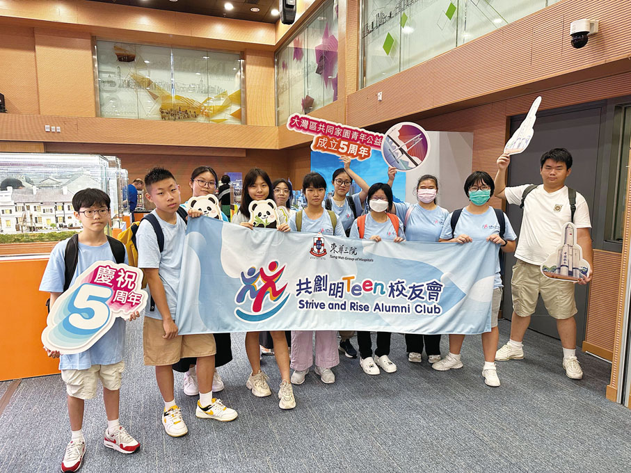 ●「共創明『Teen』校友會」組織會員參觀展覽。