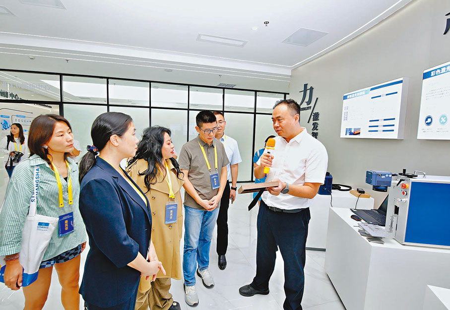 ●中南智能董事長、總經理楊漾（右）向海外華媒記者介紹公司情況。香港文匯報記者姚進  攝