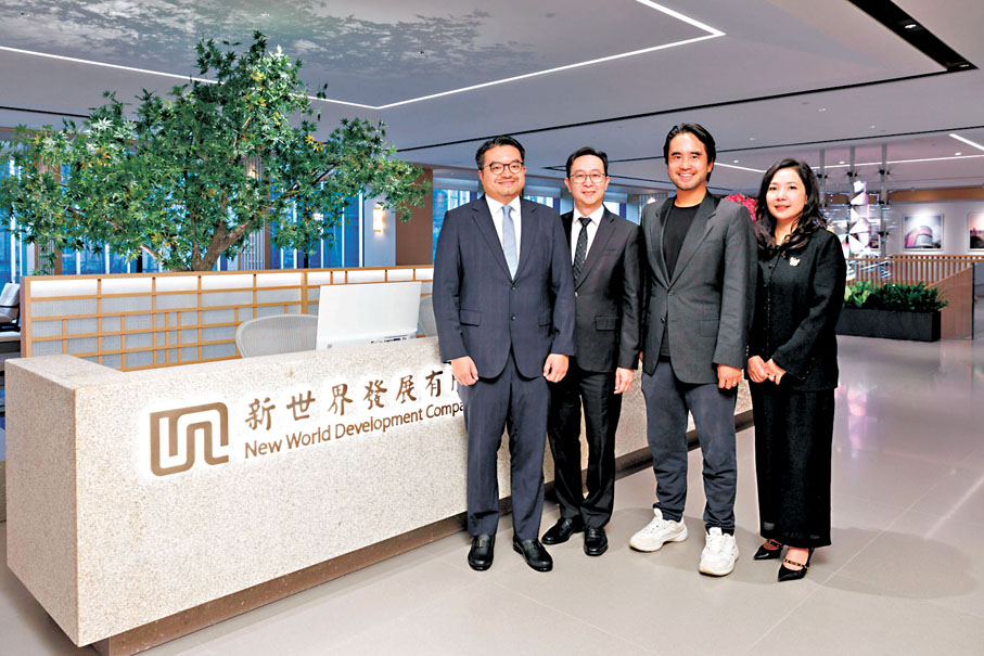 ● 鄭志剛（右二）由9月26日起辭任新世界發展執行副主席兼行政總裁（CEO）職務，調任非執行副主席，馬紹祥（左二）昨起升任集團行政總裁。左一為新世界發展首席財務總監劉富强，右一為新世界中國地產有限公司行政總裁黃少媚。 新世界供圖