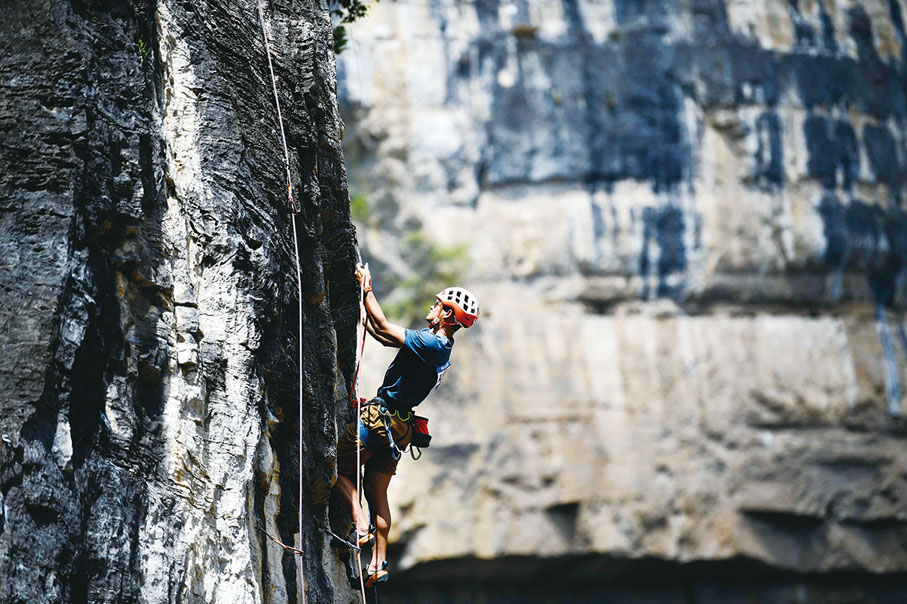 ●安龍國家山地戶外運動示範公園自然巖壁紅點賽比賽中即景。