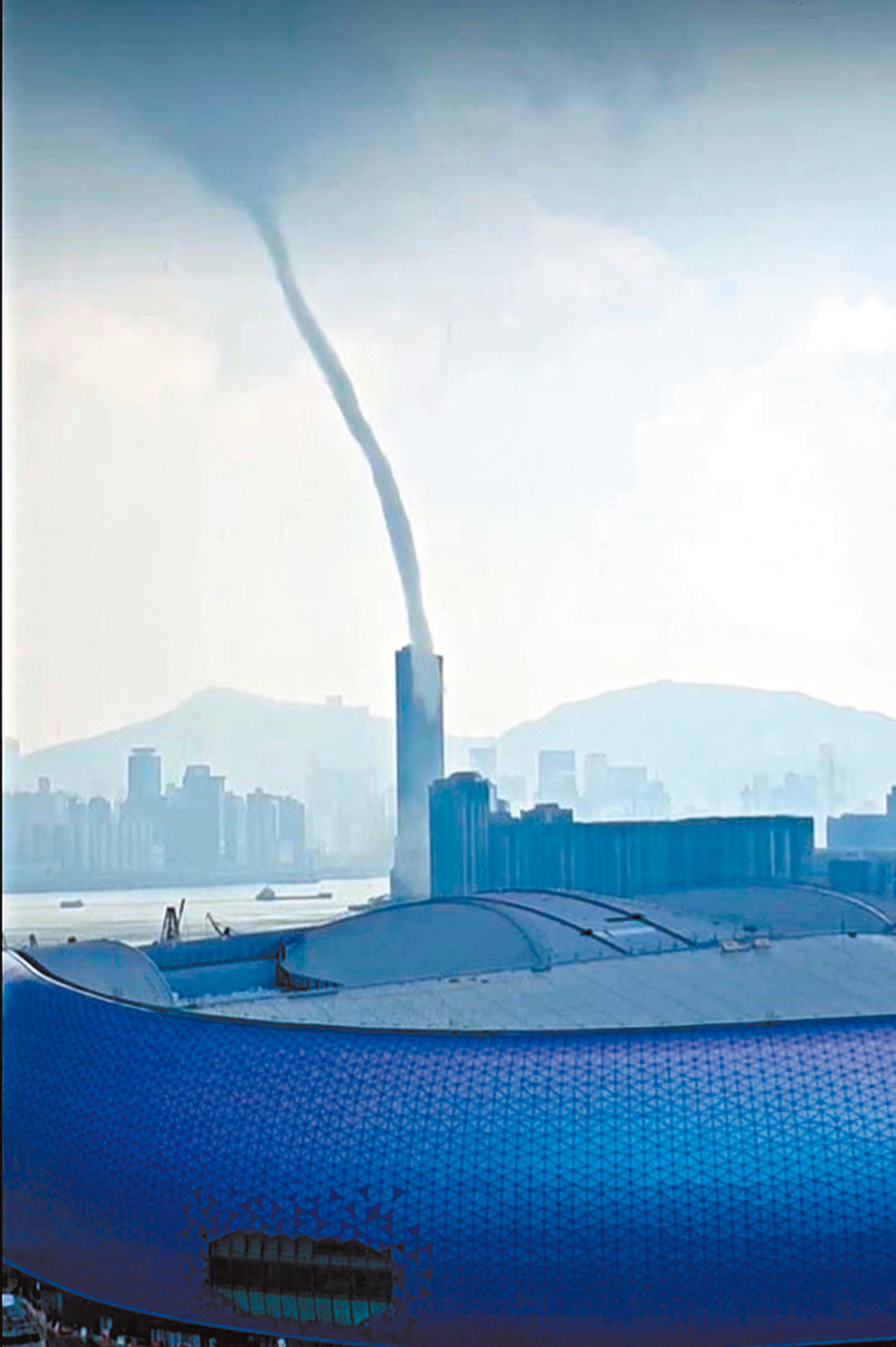 ●維港昨日出現水龍捲，巨大的水柱如一條巨龍將「海天相連」。 Fb圖片