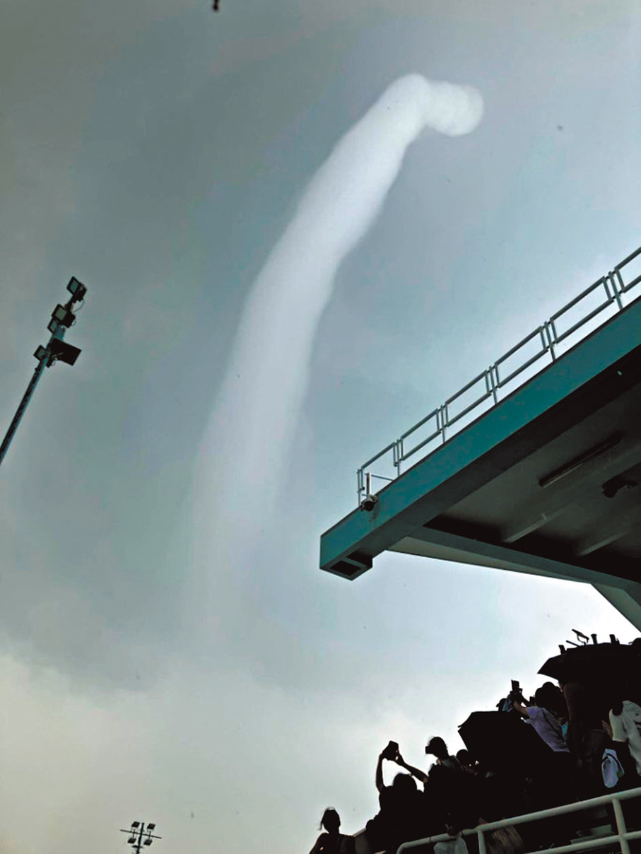 ●水龍捲在大環山游泳池、近紅磡碼頭一帶「登陸」後散去。 Fb圖片