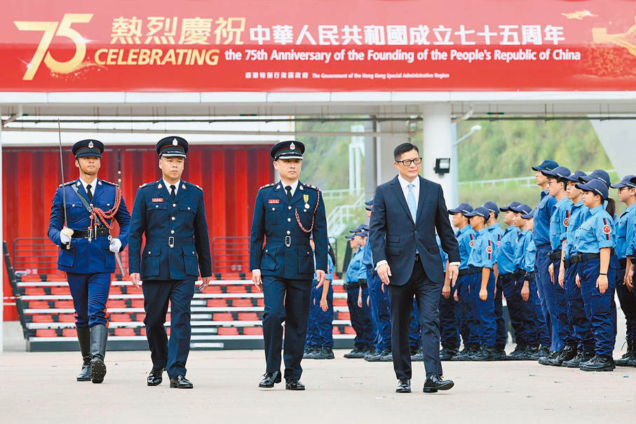 ●青年團團員拼砌出數字「75」，以慶祝中華人民共和國成立75周年。