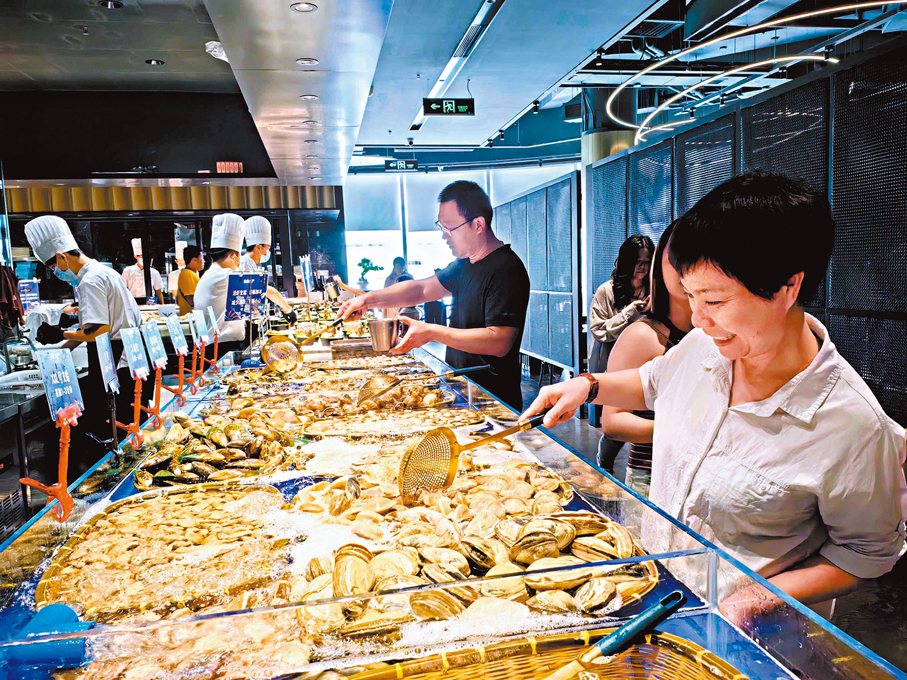 ●海鮮自助餐食材由客人自助撈起。