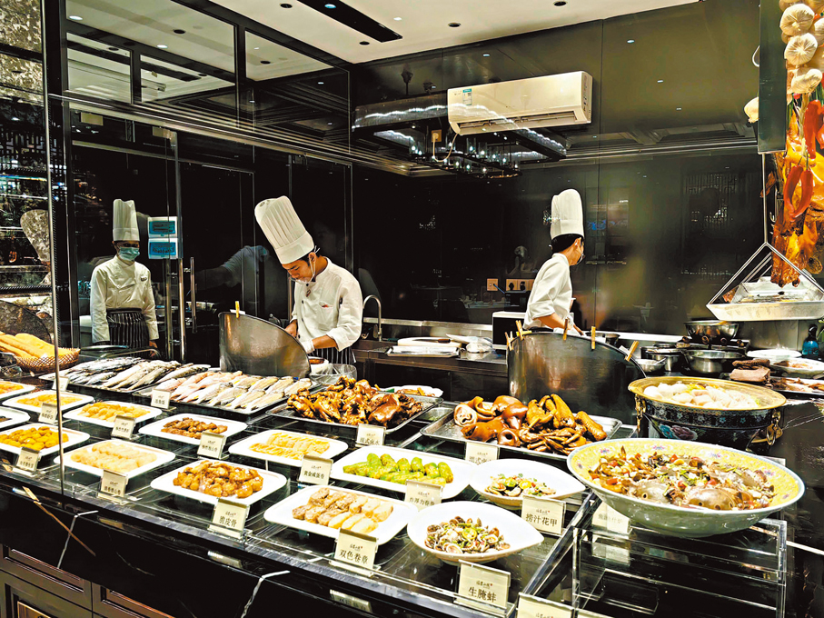 ●臨家小院的明檔重新裝修，整面的透明玻璃可直接看到廚師處理食材。