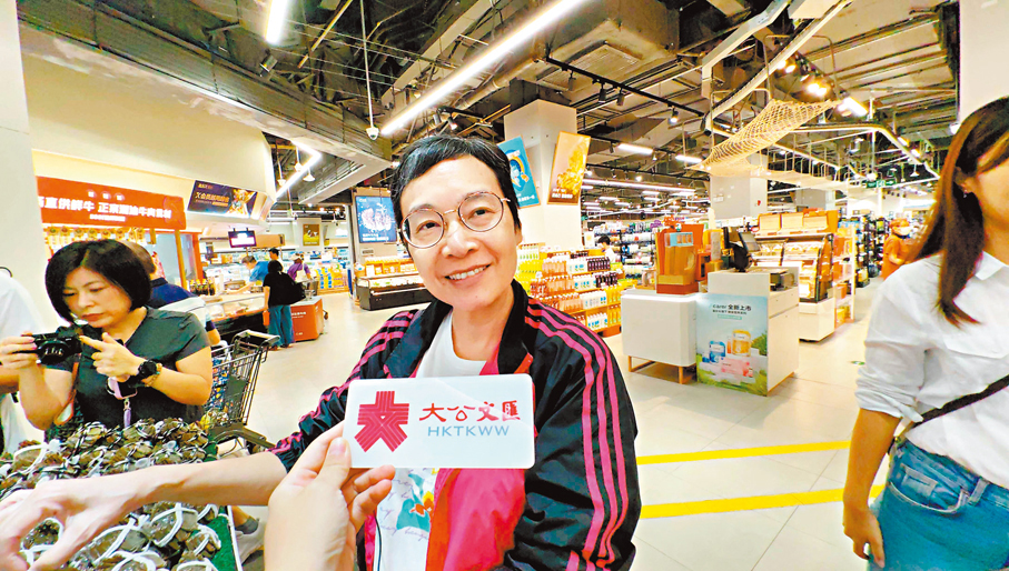 ●港人馮女士專程北上購買大閘蟹。