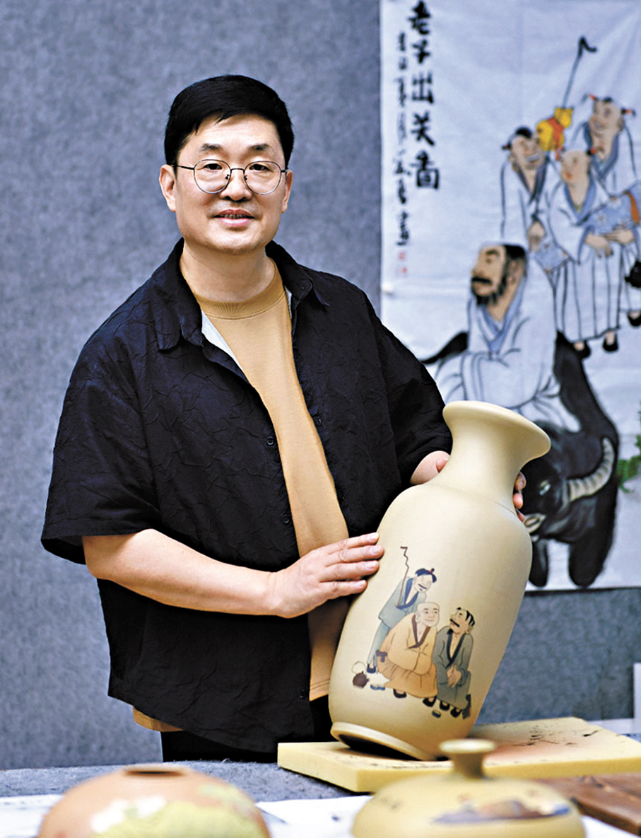 ●國家高級美術師、陶瓷藝術家、榮縣土陶創意園首席藝術家劉勇。