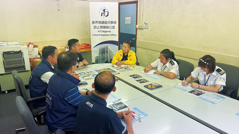 ●楊瑞蓮配合警方，積極向居民宣傳防騙貼士，防止罪案發生。