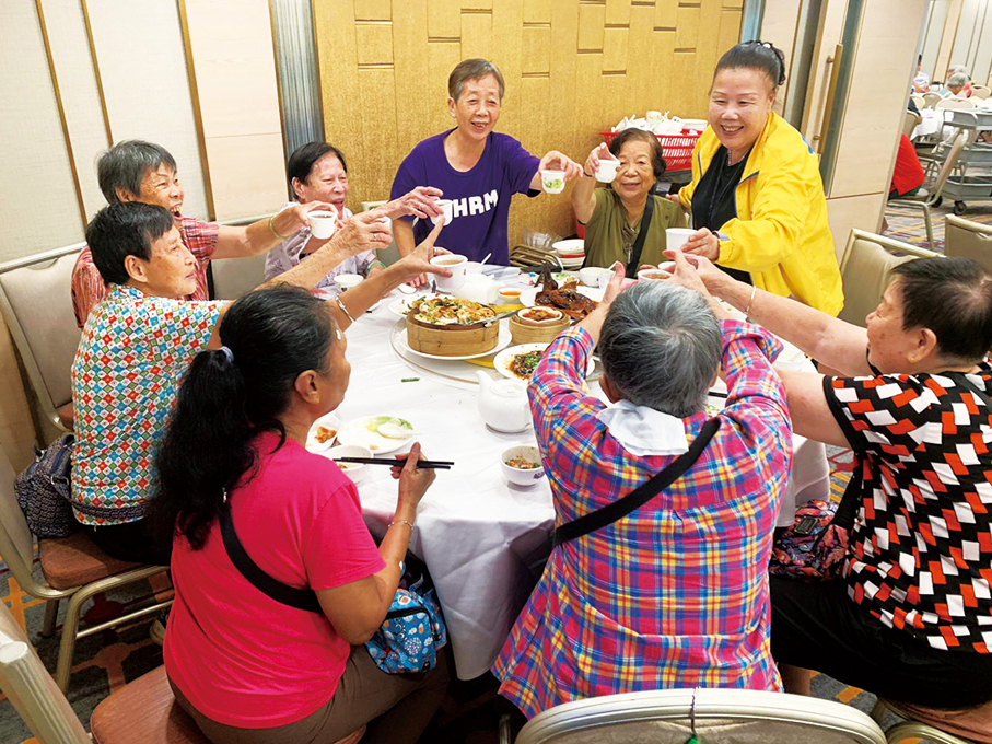 ●楊瑞蓮不時組織長者到茶樓吃點心，讓他們多走出社區和別人多見面溝通，融入社區。