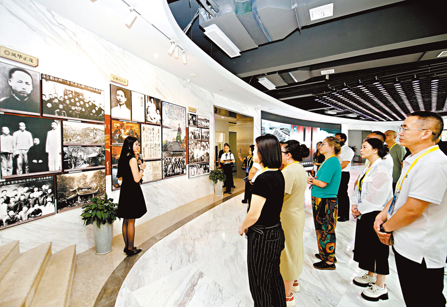 ●採訪團一行了解岳麓山大學科技城的歷史傳承和厚重底蘊。   香港文匯報記者姚進 攝