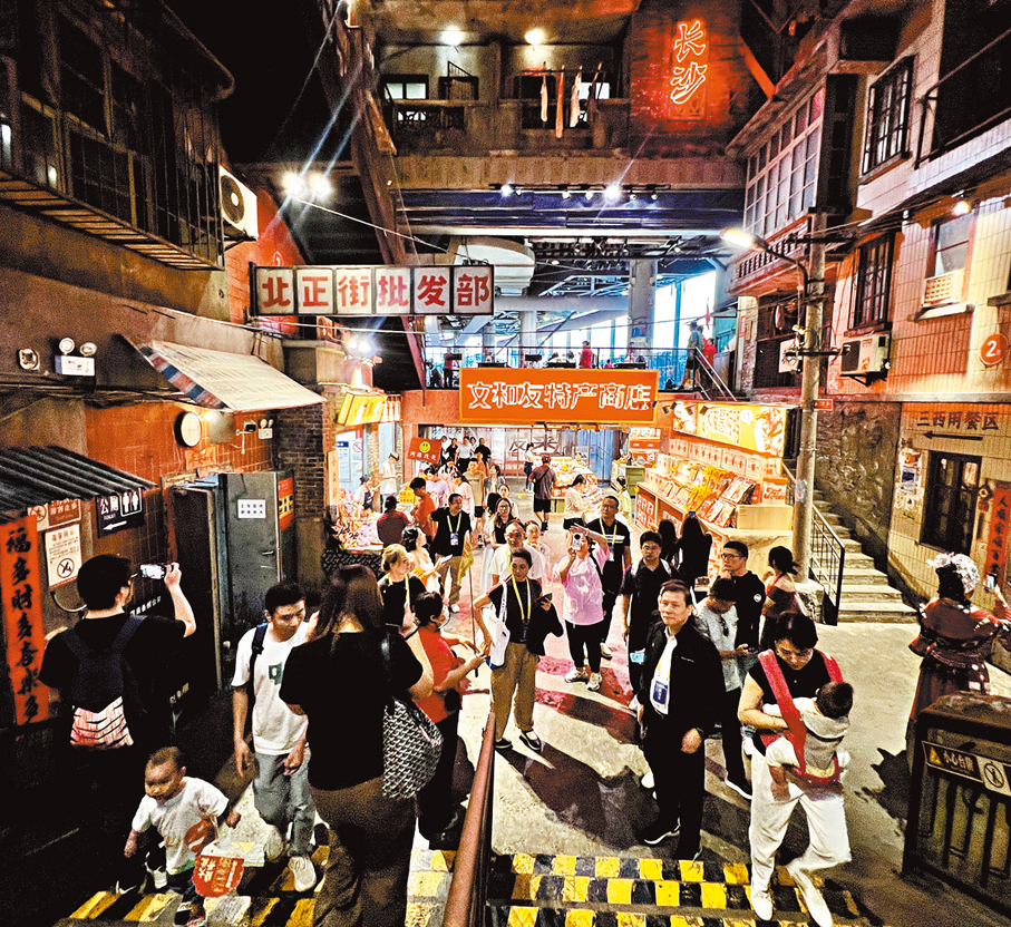 ●海外華媒採訪團來到長沙網紅店「文和友」打卡體驗。    香港文匯報記者姚進 攝