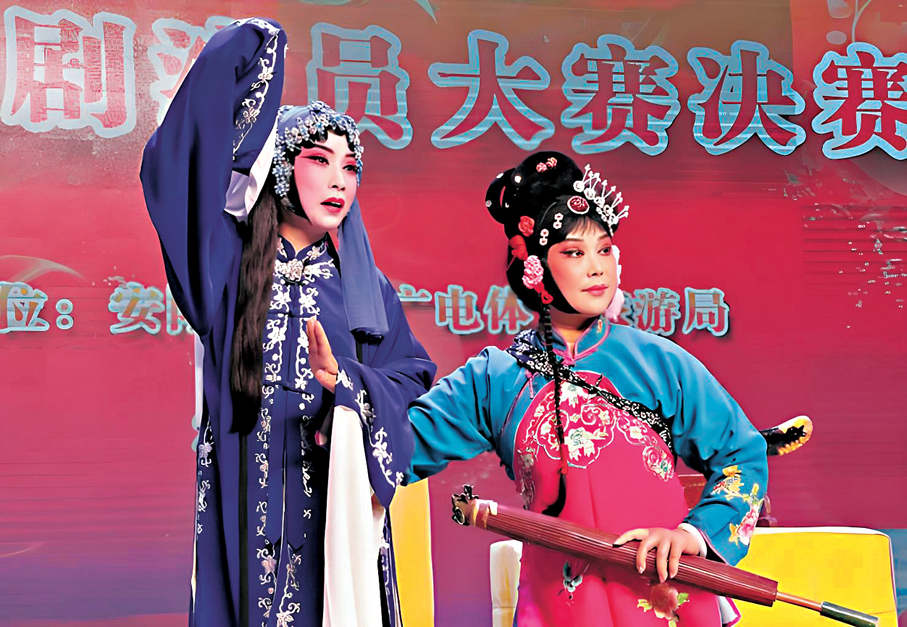 ●范勝男（左）正在演出中。 