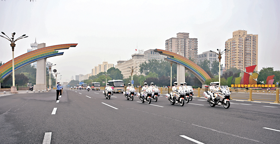●9月29日，國家勳章和國家榮譽稱號獲得者集體乘坐禮賓車，由國賓護衛隊護衛前往人民大會堂。圖為車隊行駛在長安街上。 新華社