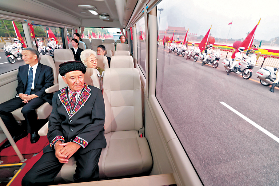 ●9月29日，國家榮譽稱號獲得者乘坐禮賓車經過天安門廣場一側。 新華社